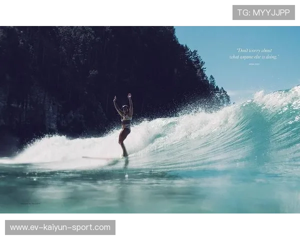 冲浪女孩浪上跳跃摆心形pose